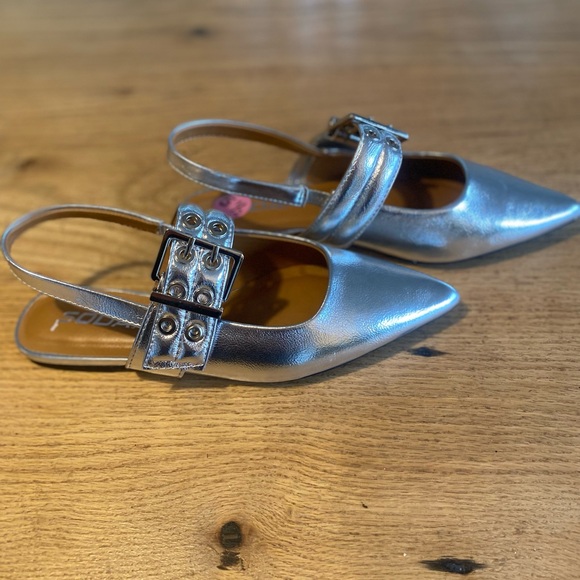 Soda Slingback Silver Metallic Buckle Point Toe Mary Jane Women’s 5 1/2 NWT - Picture 3 of 8